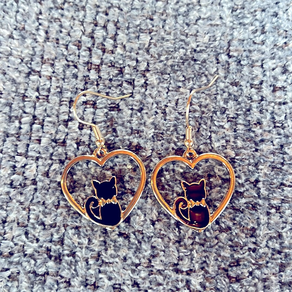 Black and gold enamel cat heart earrings new